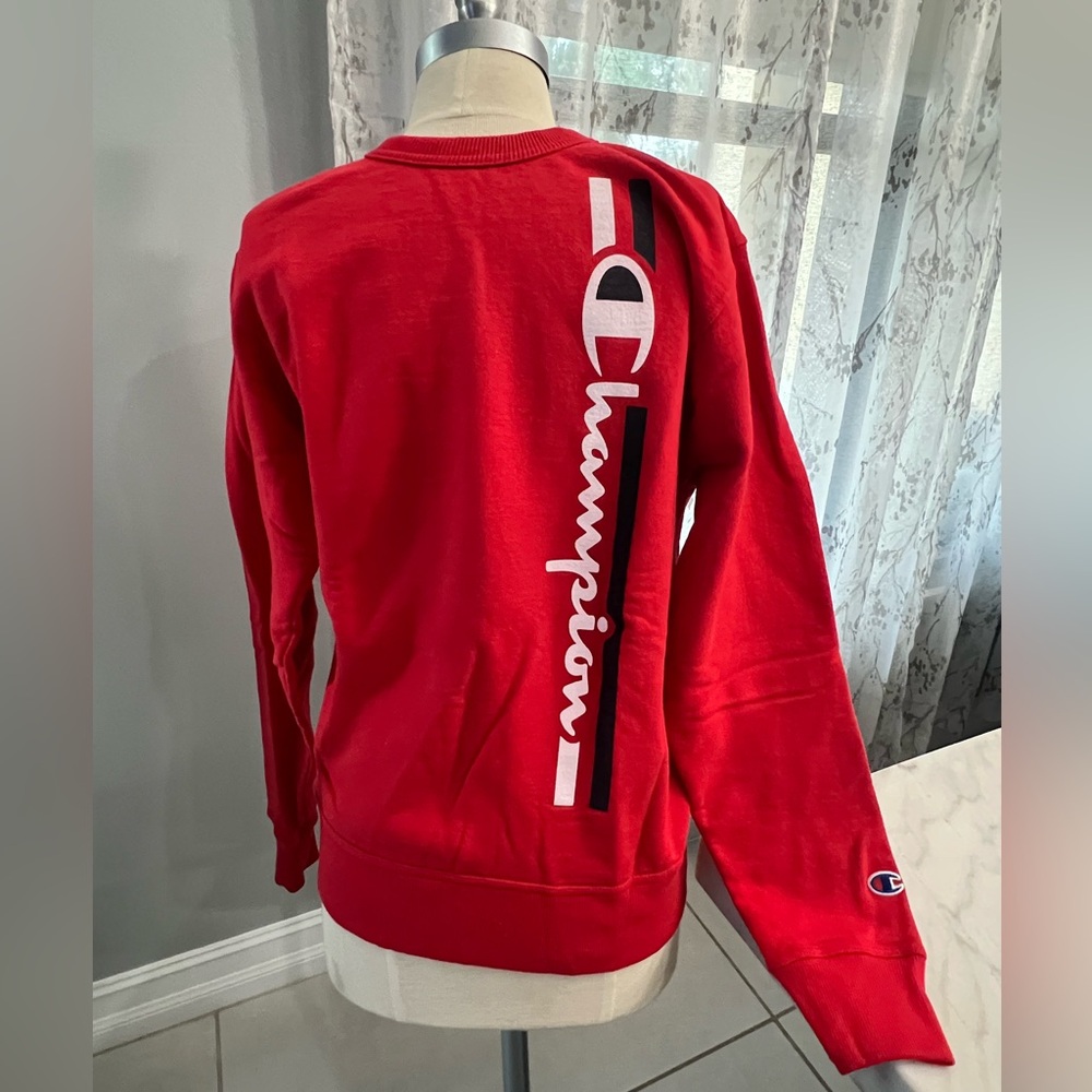 Red Champion Logo sweatshirt in EUC😍